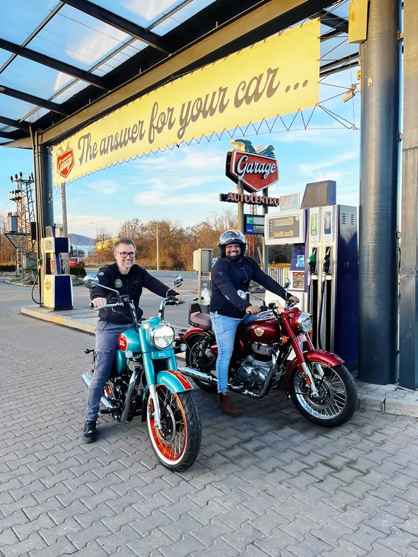 Zákazník GARAGE pri odovzdaní nového motocykla Royal Enfield