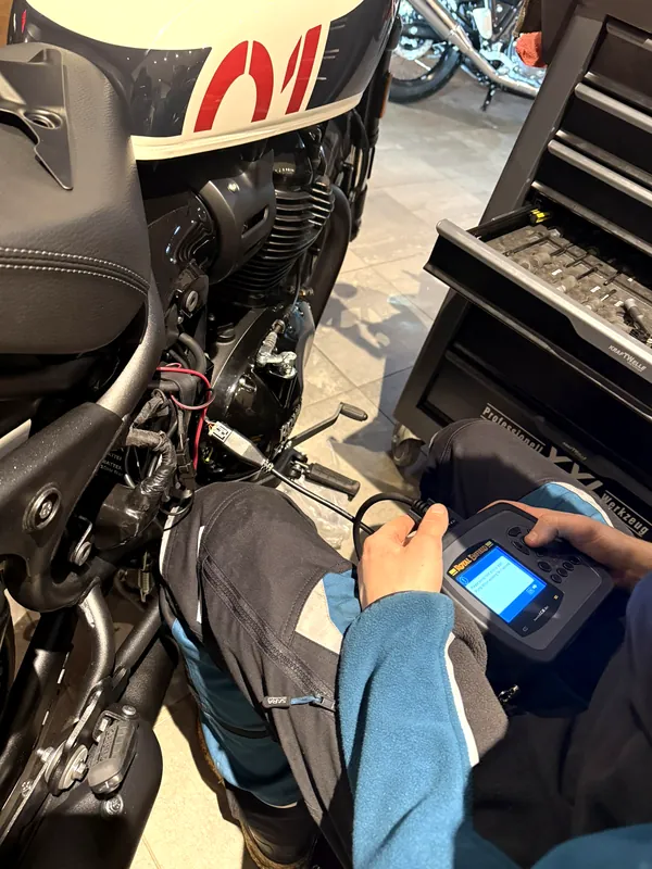 Diagnostika Royal Enfield připojená k motorce