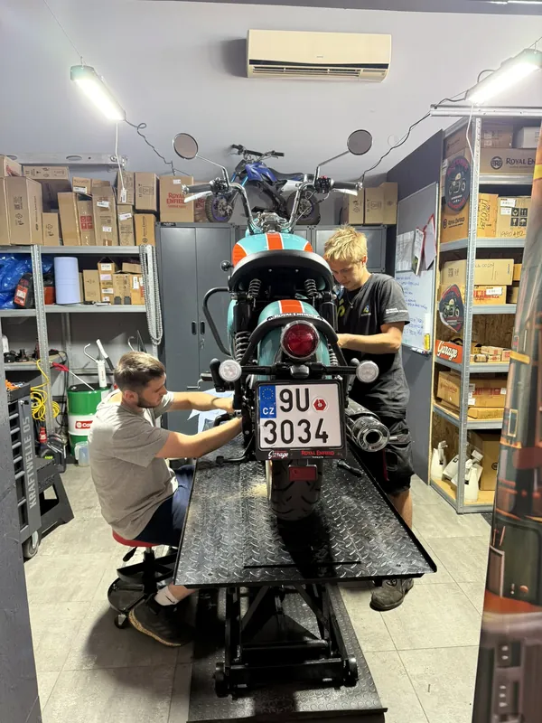 Dílna Royal Enfield GARAGE s motorkou na zvedáku