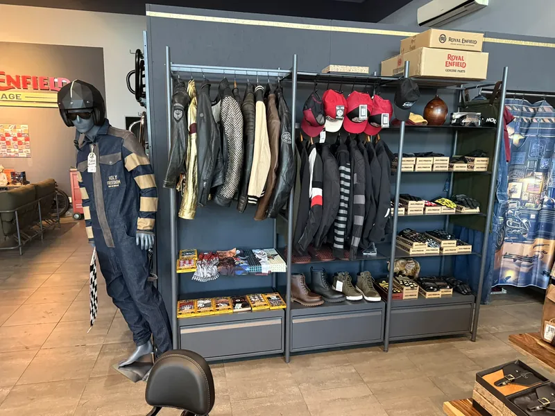 Oblečení a bundy pro motorkáře ve showroomu GARAGE