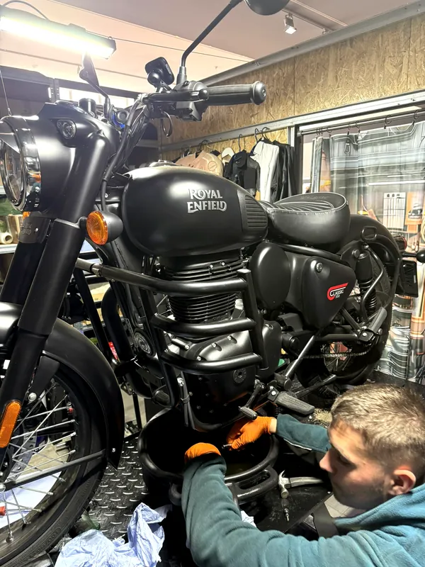 Mechanik Royal Enfield GARAGE při práci na motorce Classic 350 v dílně