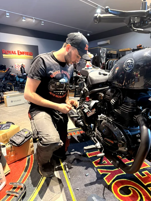 Mechanik připravuje motorku Royal Enfield k předání