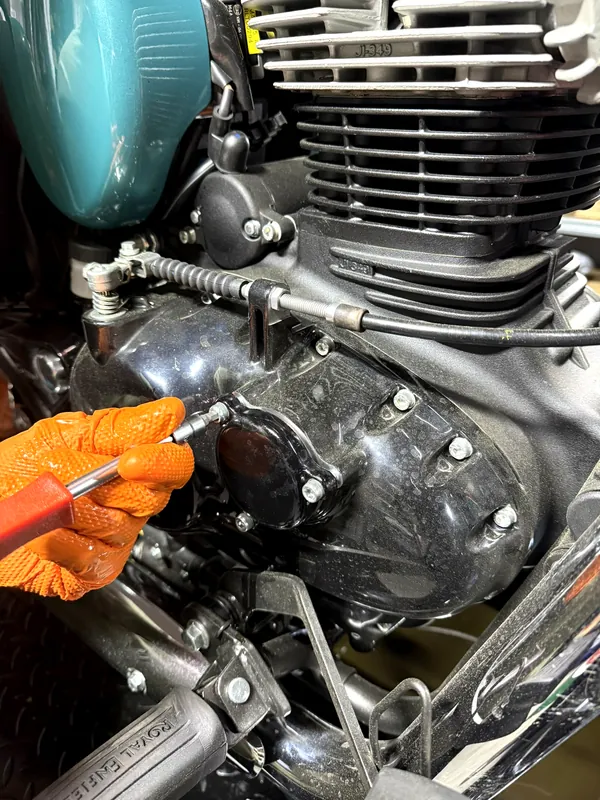 Detail motoru Royal Enfield při servisu