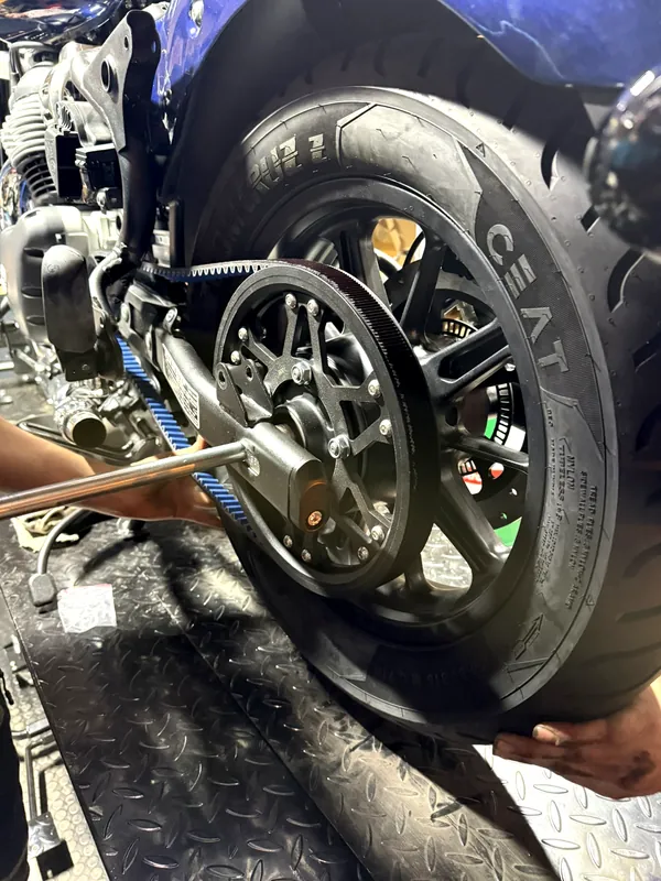 Přezouvání zadní pneumatiky na motorce Royal Enfield