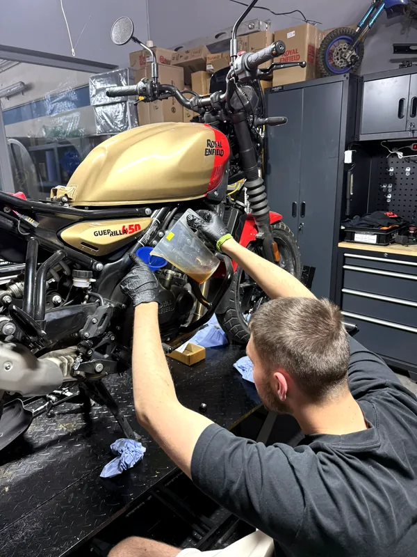 Mechanik při servisu motorky Shotgun 650