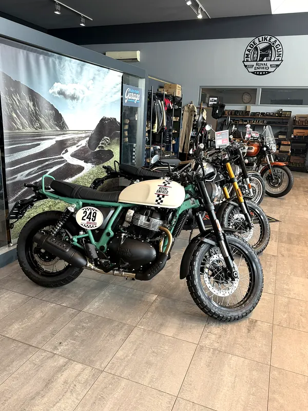 Bear 650 v showroomu GARAGE