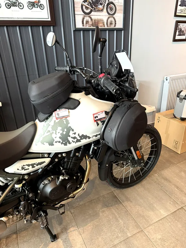 Cestovní motorka s kufry a brašnami