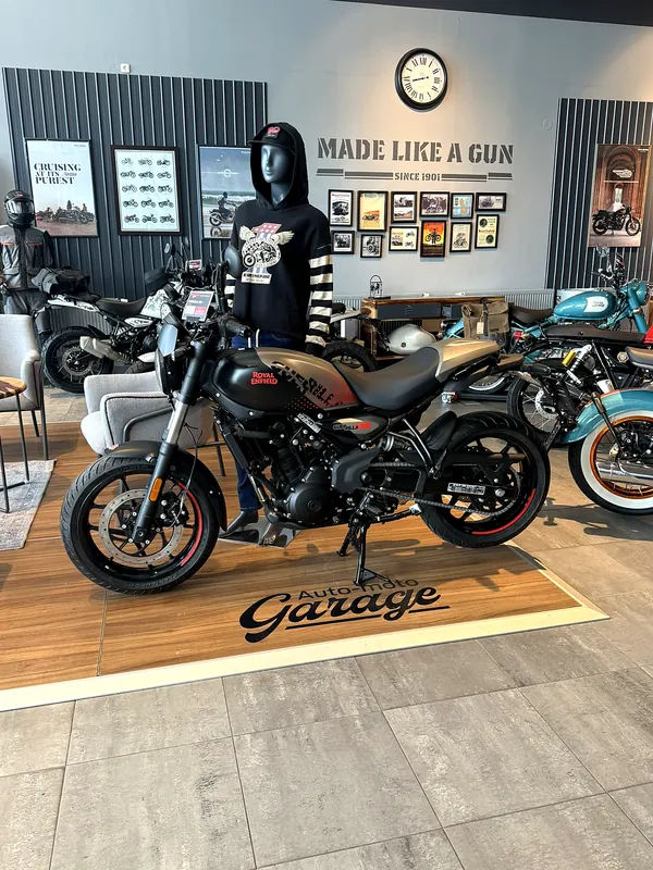 Motorka a figurína s bundou na pódiu GARAGE
