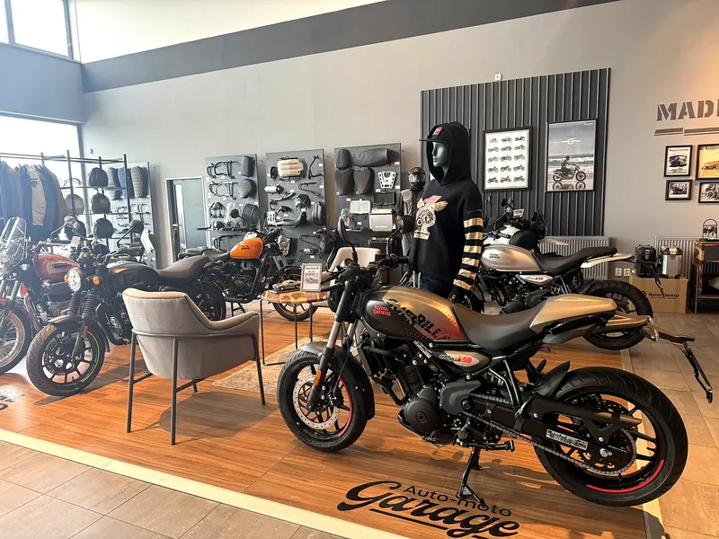 Motorka na pódiu GARAGE a křesla