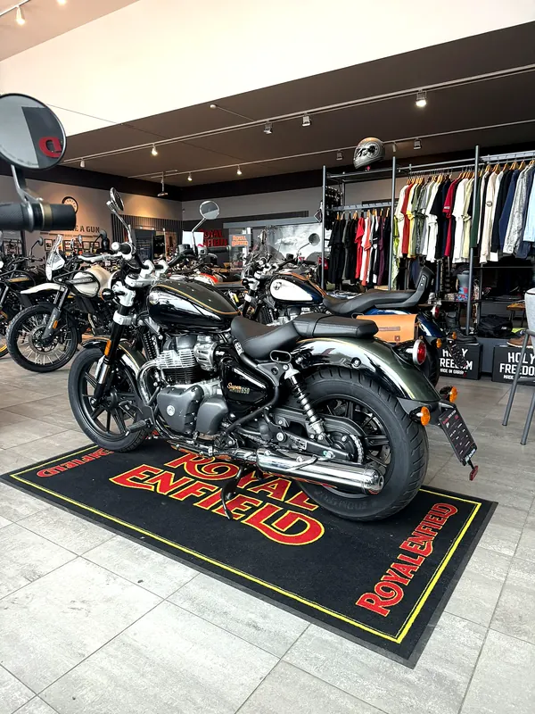 Motorka a oblečení v showroomu