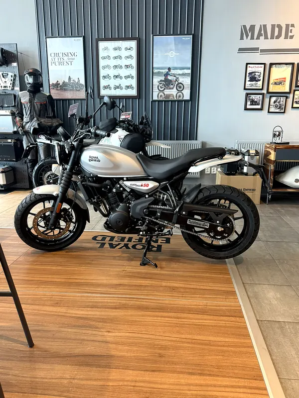 Motorka Royal Enfield na dřevěném pódiu
