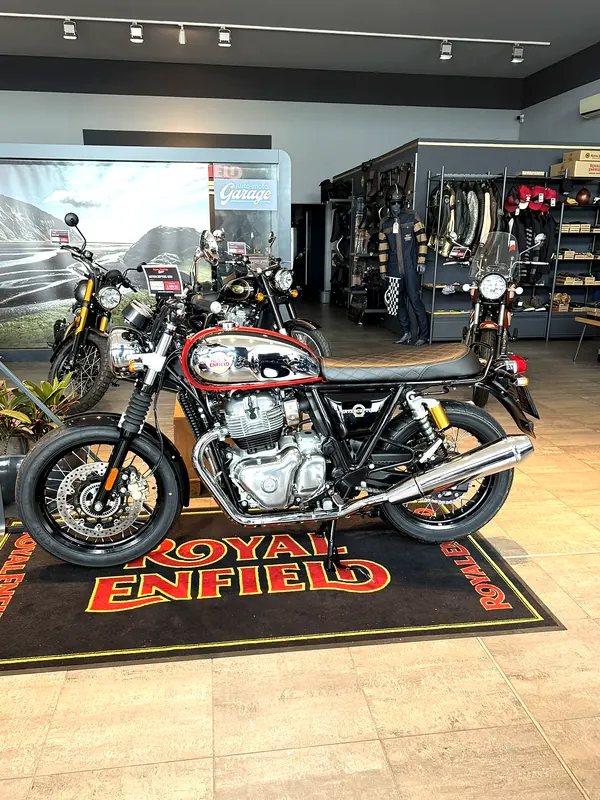 Motorka Royal Enfield na koberci