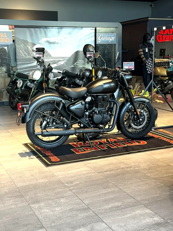 Motorka na koberci Royal Enfield u stěny GARAGE