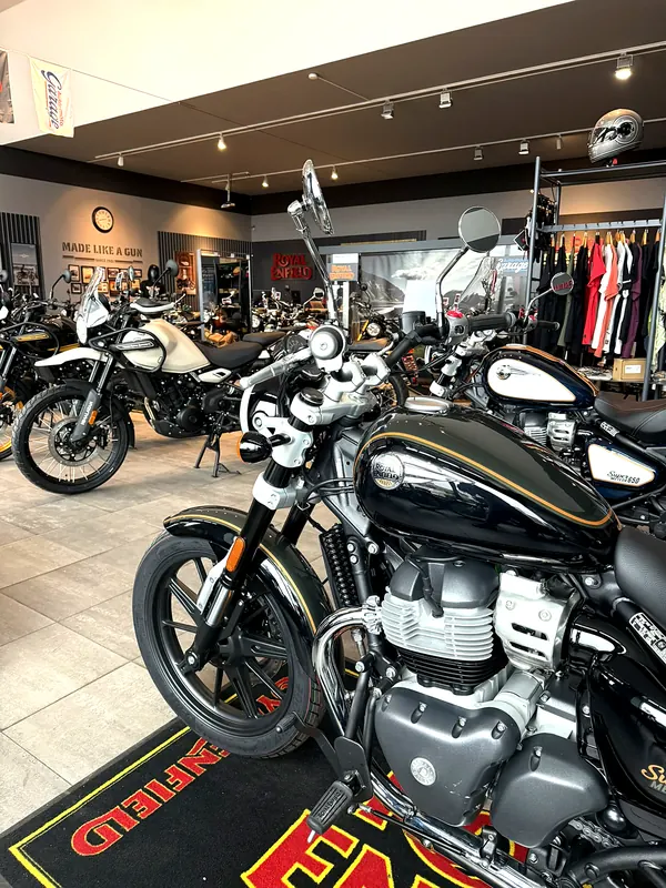 Motorka na koberci se znakem Royal Enfield