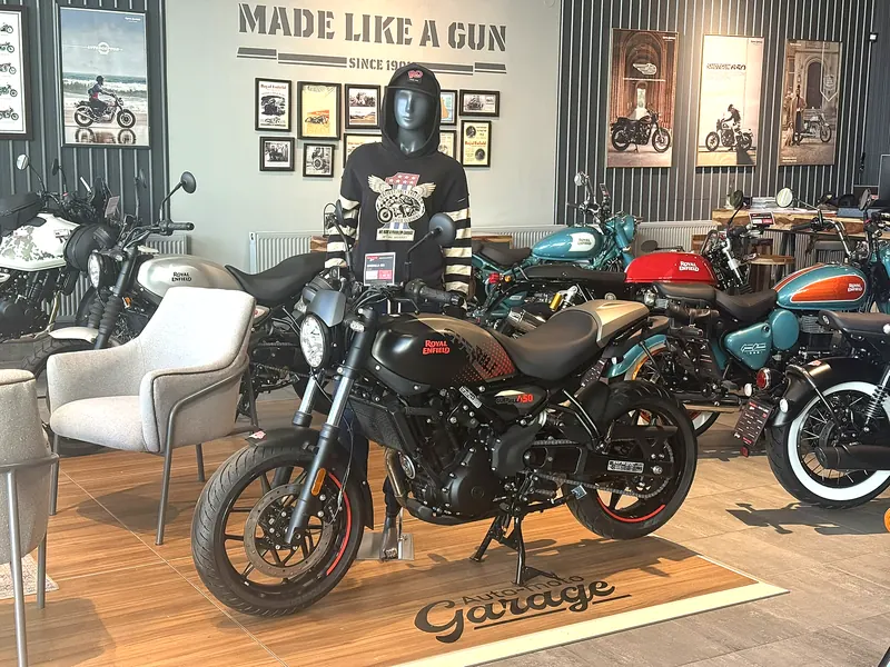 Motorka na pódiu GARAGE vedle křesel