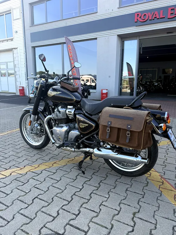 Motorka s koženými brašnami
