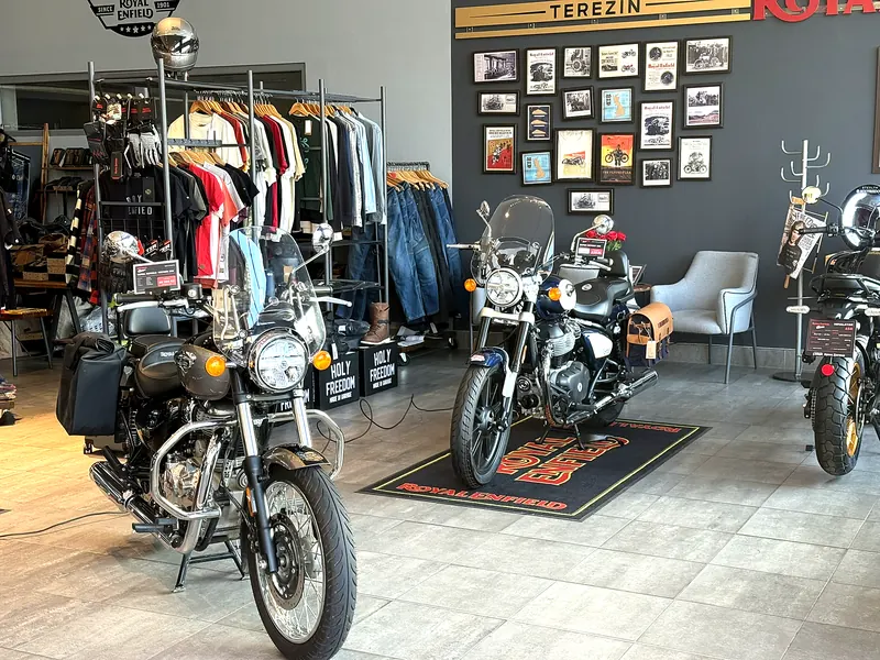 Motorky a oblečení u stěny Terezín