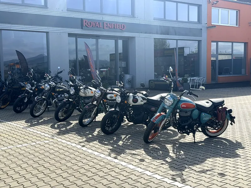 Motorky před prodejnou Royal Enfield