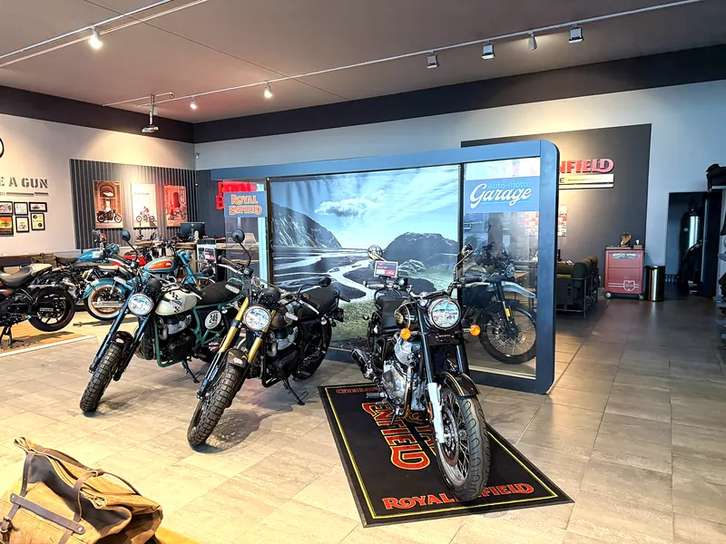 Motorky u stěny GARAGE