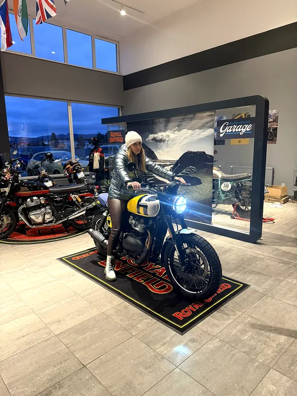 Návštěvnice zkouší motorku v showroomu