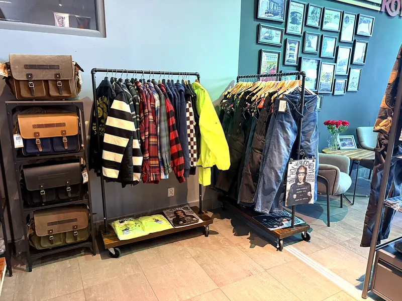 Oblečení, bundy a brašny v showroomu