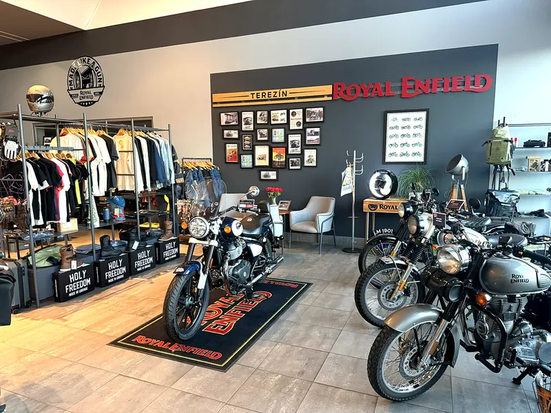 Oblečení a motorky u stěny Terezín