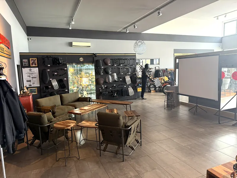 Odpočinková zóna s pohovkami v showroomu