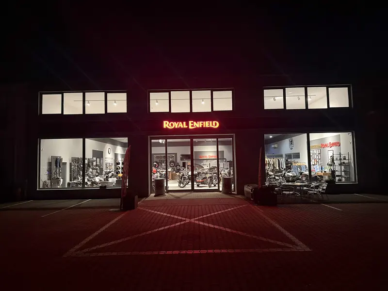 Vchod do showroomu Royal Enfield večer
