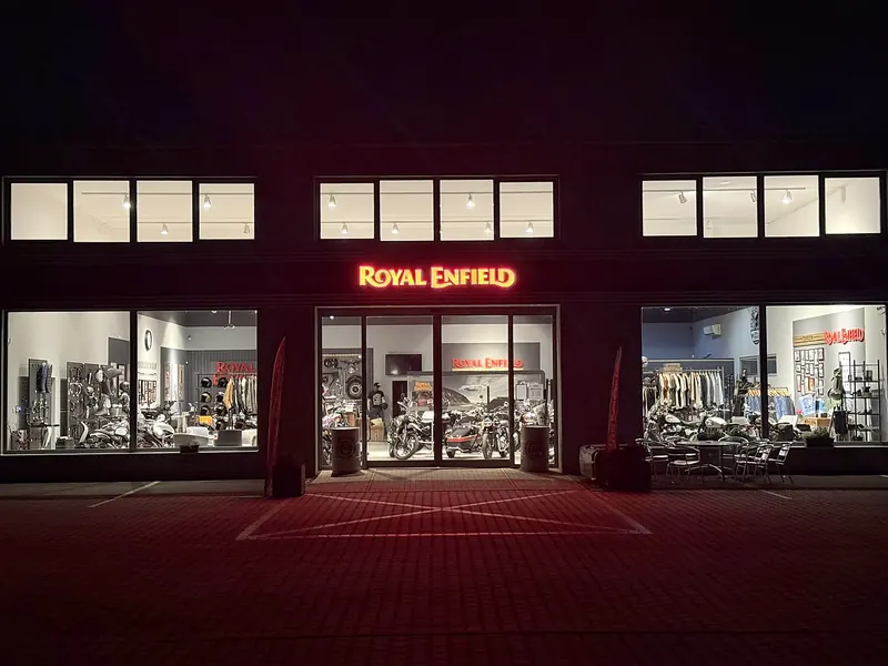 Výlohy showroomu večer