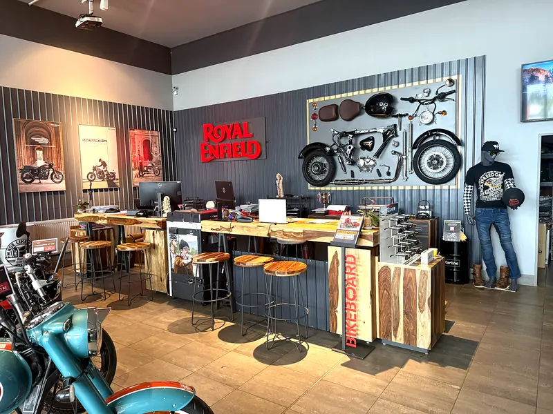 Pult s barovými židlemi a logem Royal Enfield