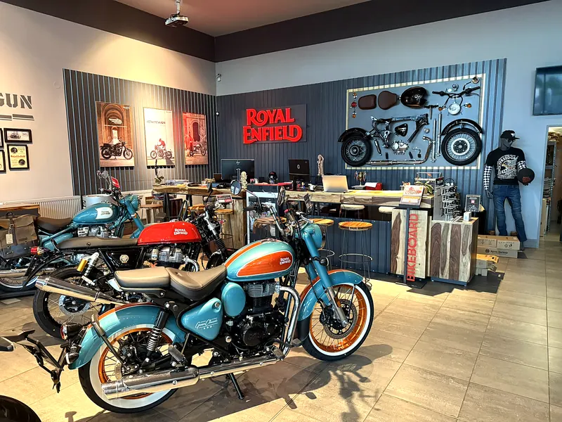Pult a motorky v showroomu