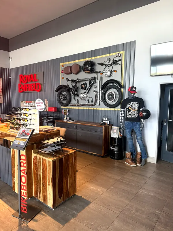 Pult showroomu s doplňky