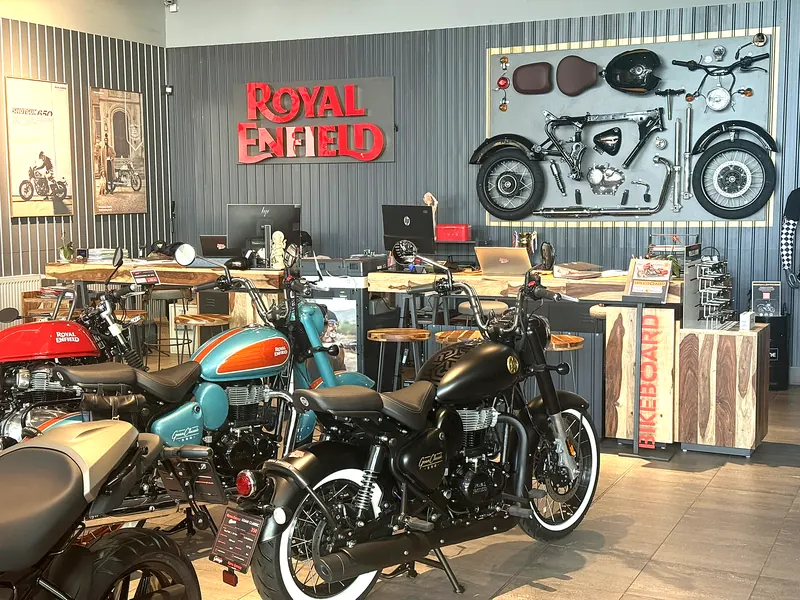 Pult s logem Royal Enfield a motorkami