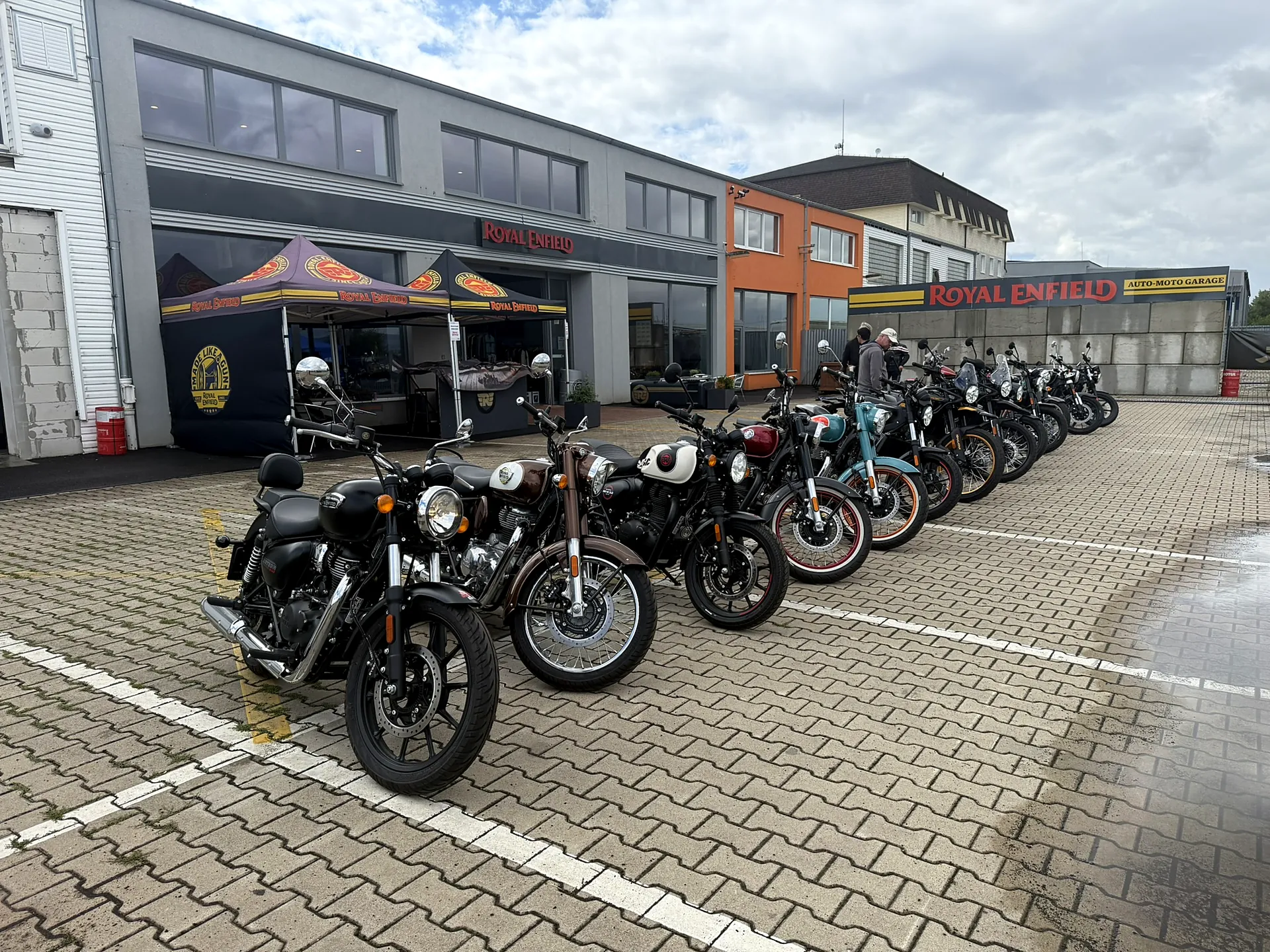 Řada motorek Royal Enfield před prodejnou GARAGE