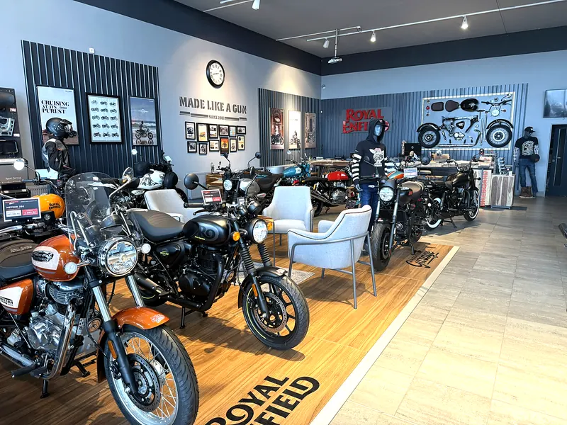 Showroom Royal Enfield GARAGE s křesly a motorkami