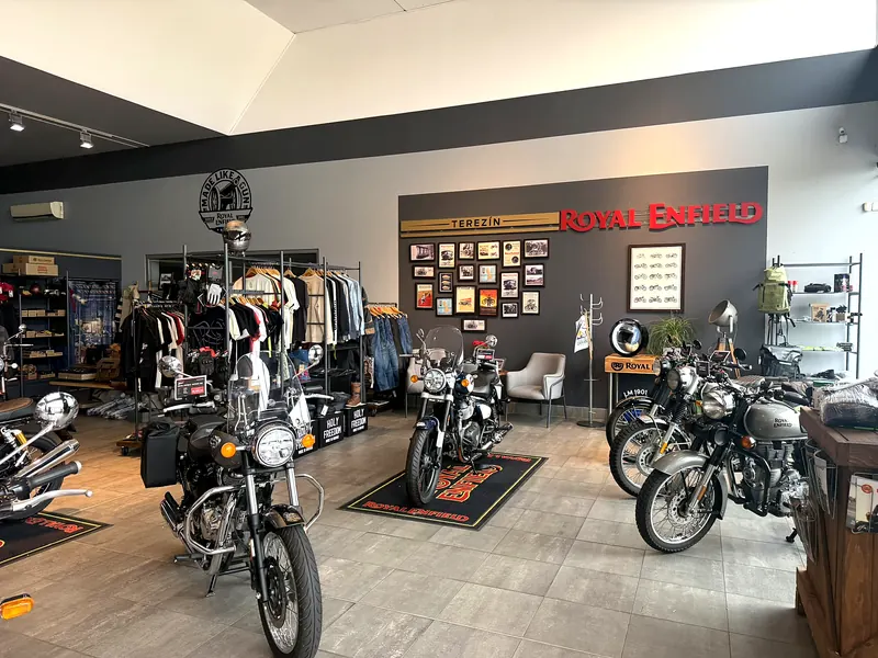 Motorky, oblečení a doplňky v showroomu