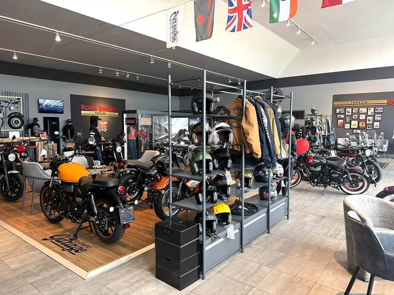 Oblečení pro jezdce a motorky v showroomu