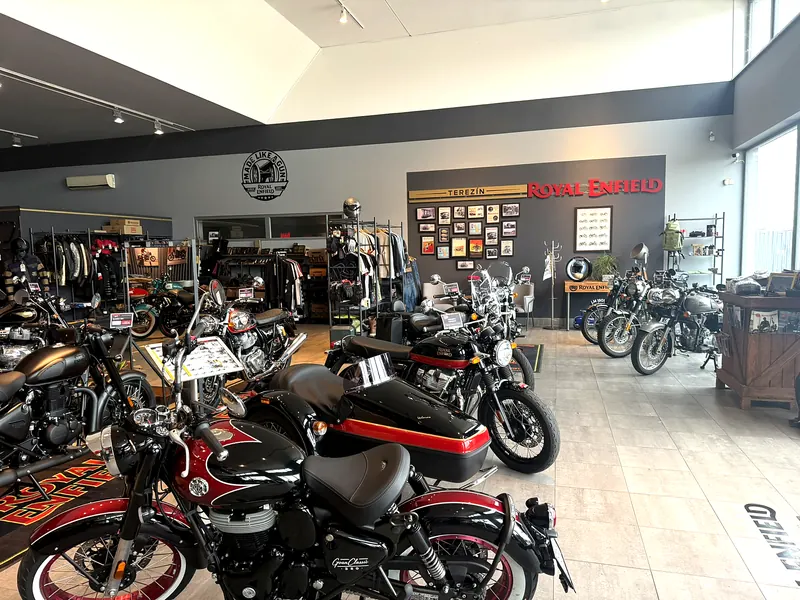 Pohled přes motorky k pultu showroomu