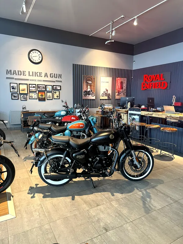 Pohled na motorky v showroomu