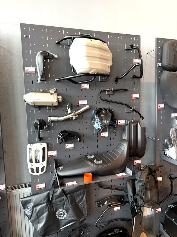 Stěna s originálním příslušenstvím Royal Enfield