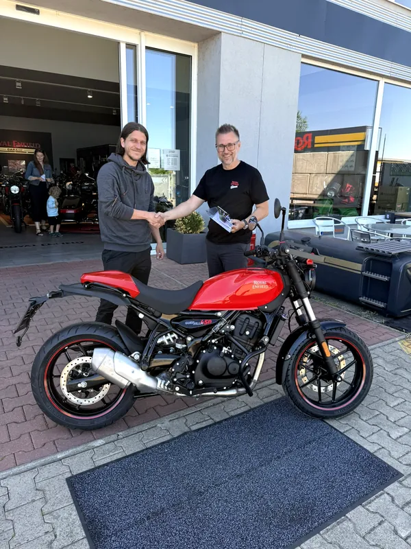 Předání motorky Royal Enfield zákazníkovi před GARAGE