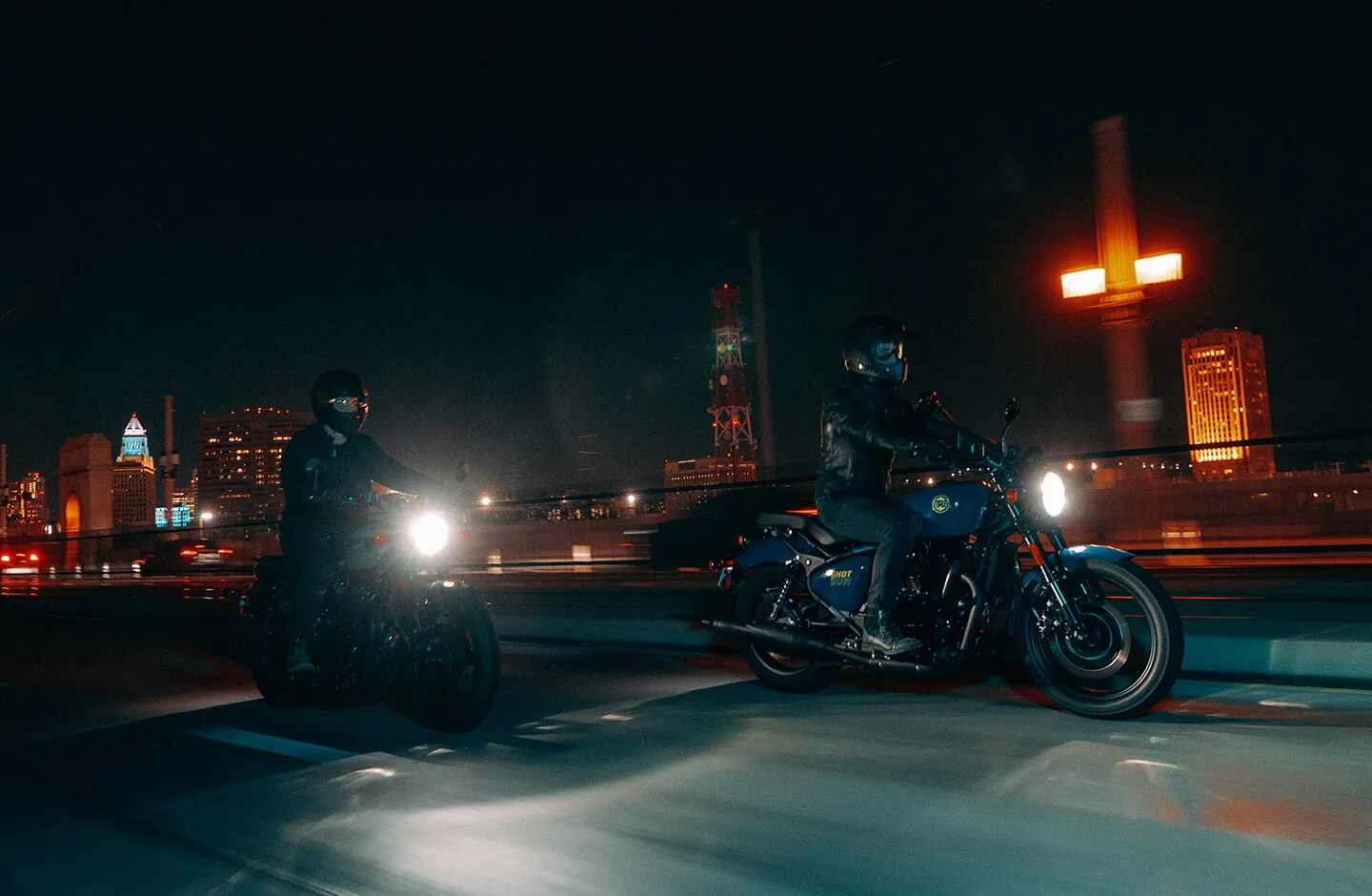 Royal Enfield Shotgun 650 na cestě – fotografie 2