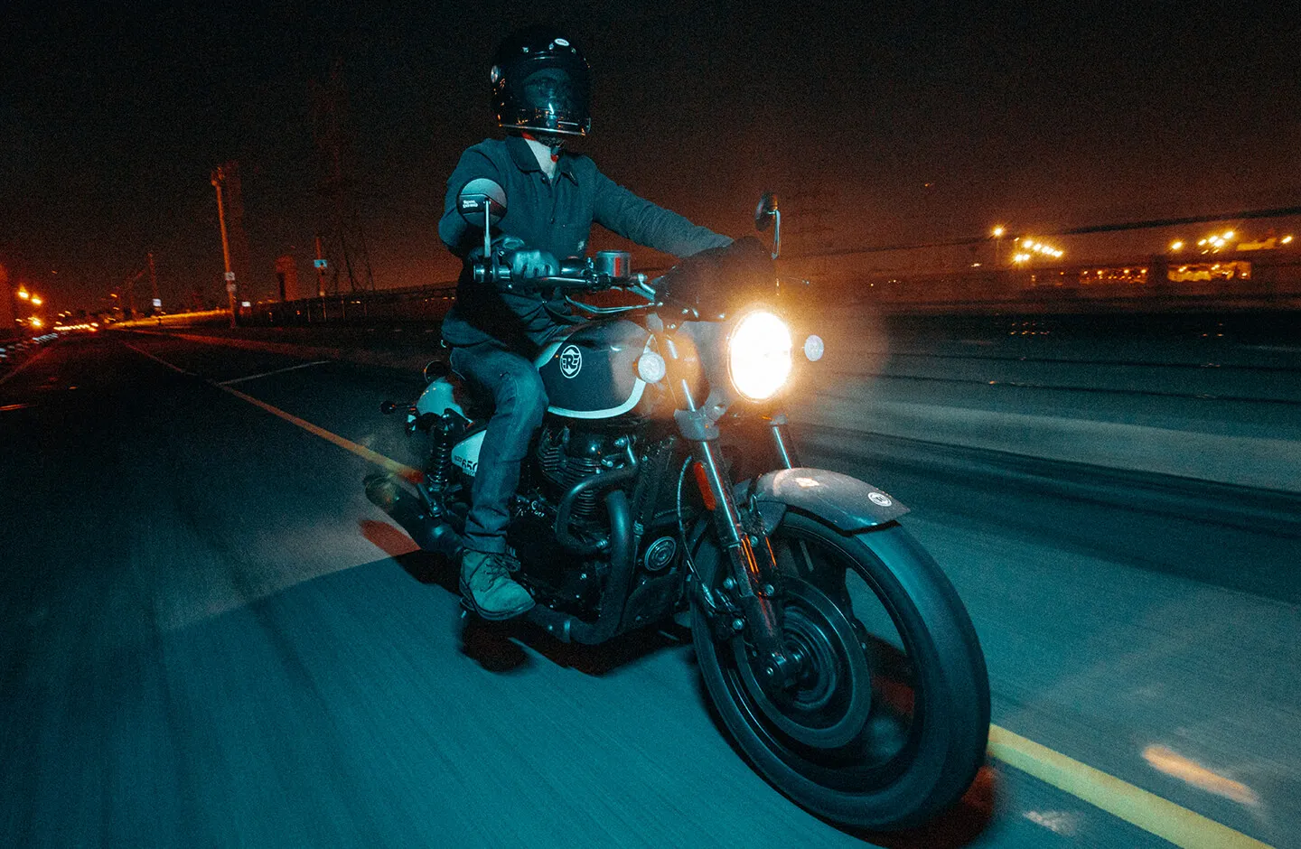 Royal Enfield Shotgun 650 na cestě – fotografie 3