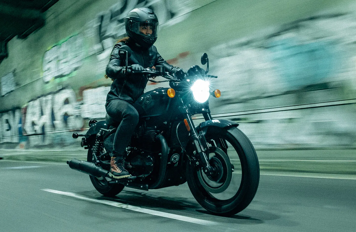 Royal Enfield Shotgun 650 na cestě – fotografie 4