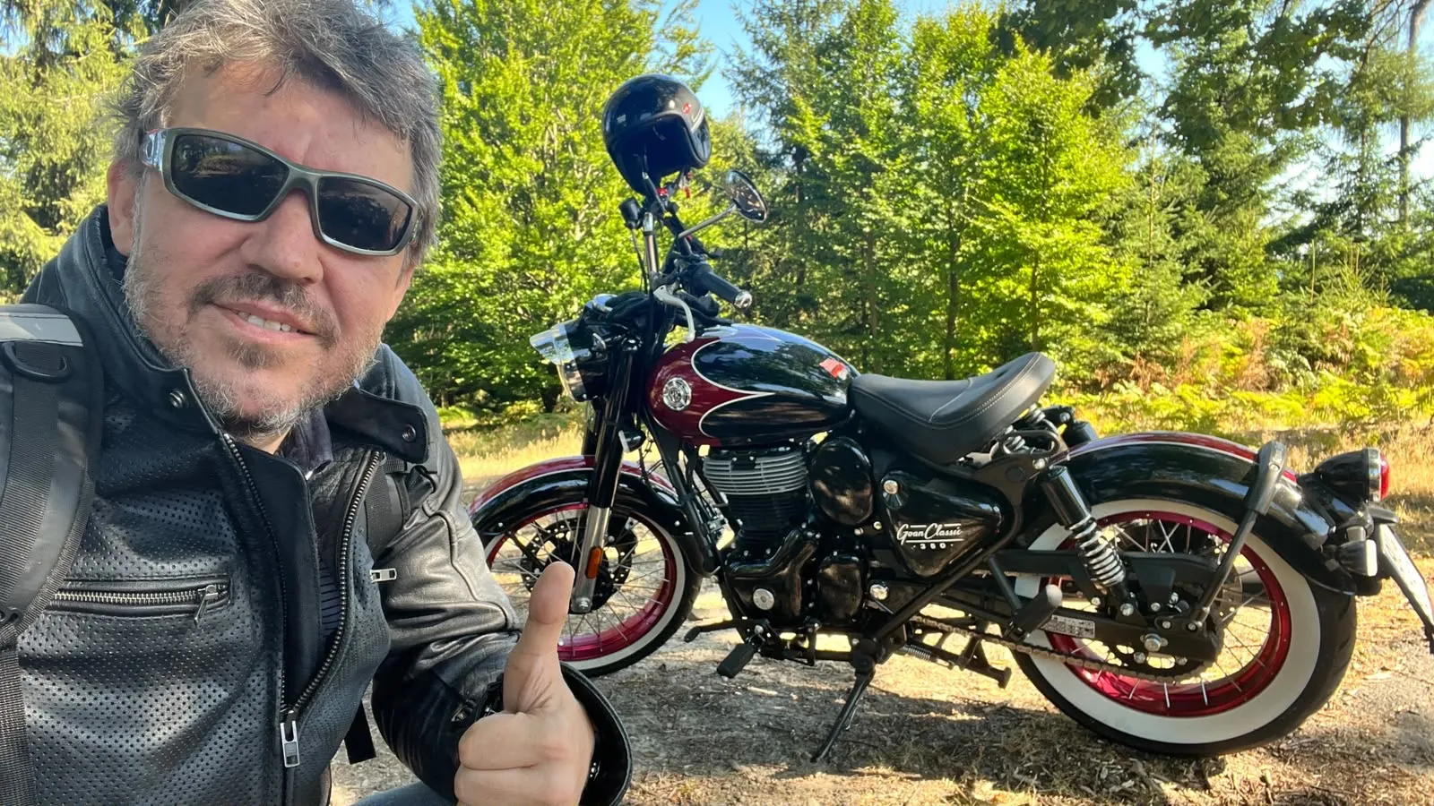 Zákazník GARAGE pri odovzdaní nového motocykla Royal Enfield
