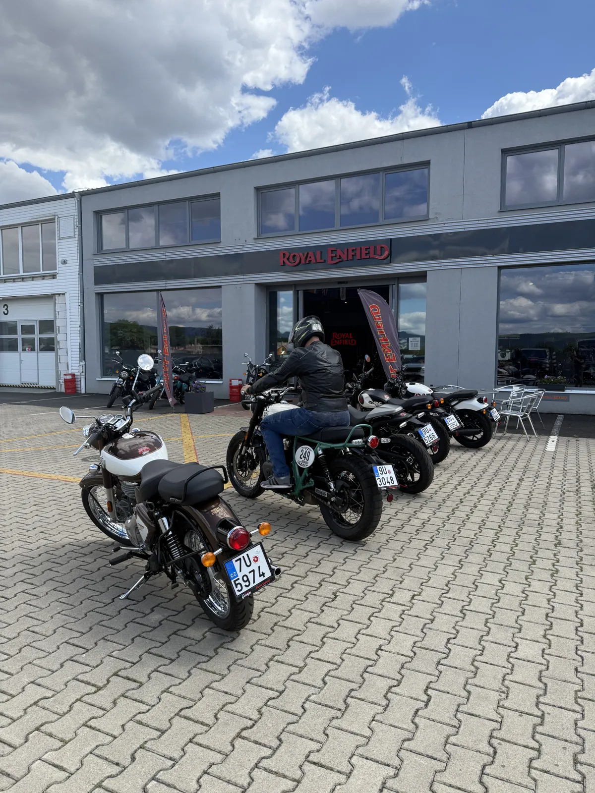 Zákazník GARAGE pri odovzdaní nového motocykla Royal Enfield
