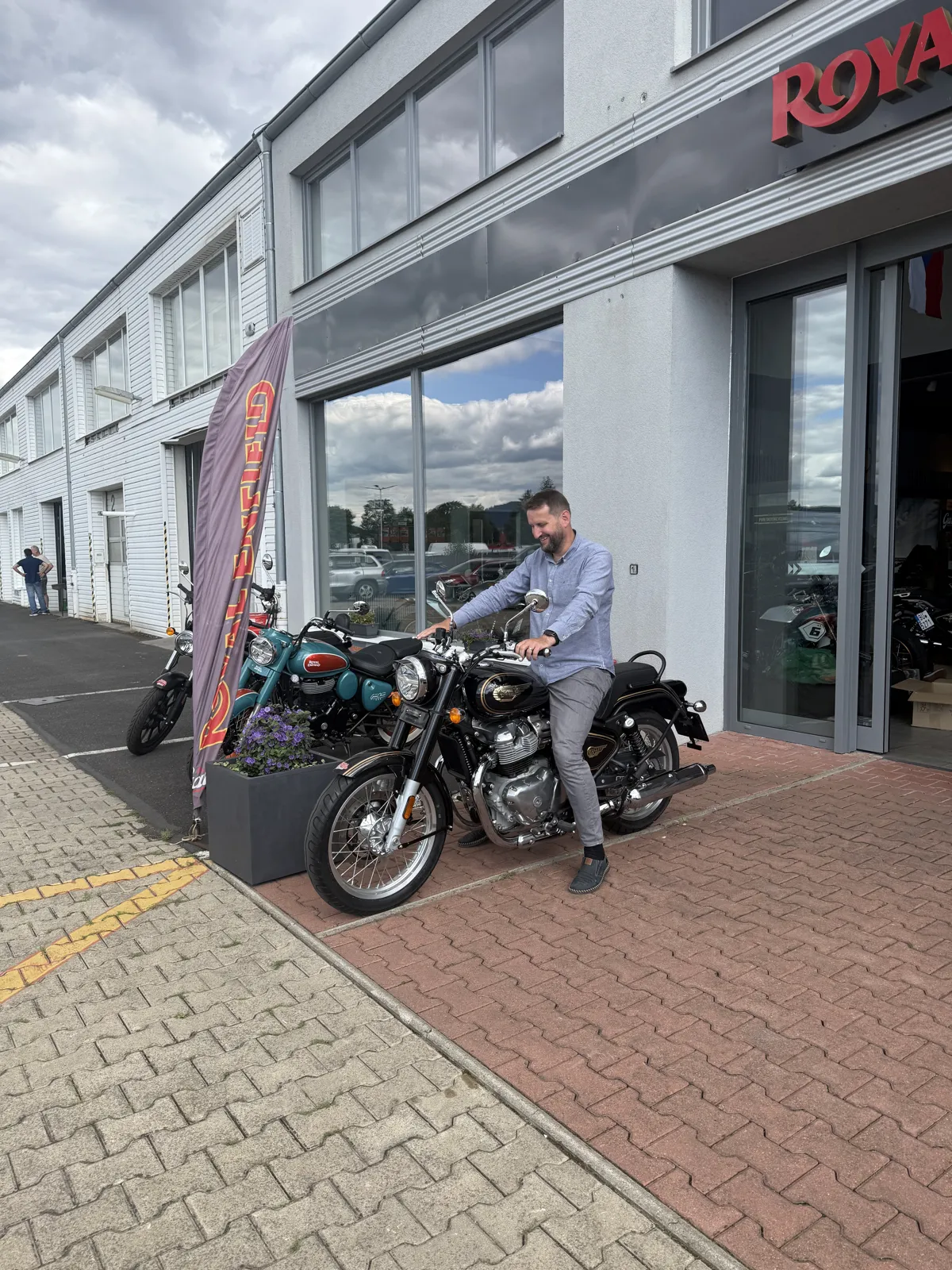 Zákazník GARAGE pri odovzdaní nového motocykla Royal Enfield