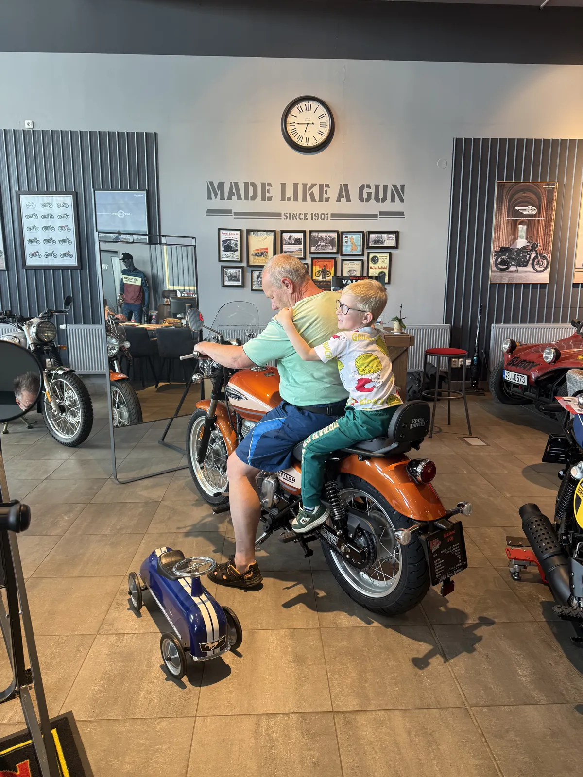 Zákazník GARAGE pri odovzdaní nového motocykla Royal Enfield