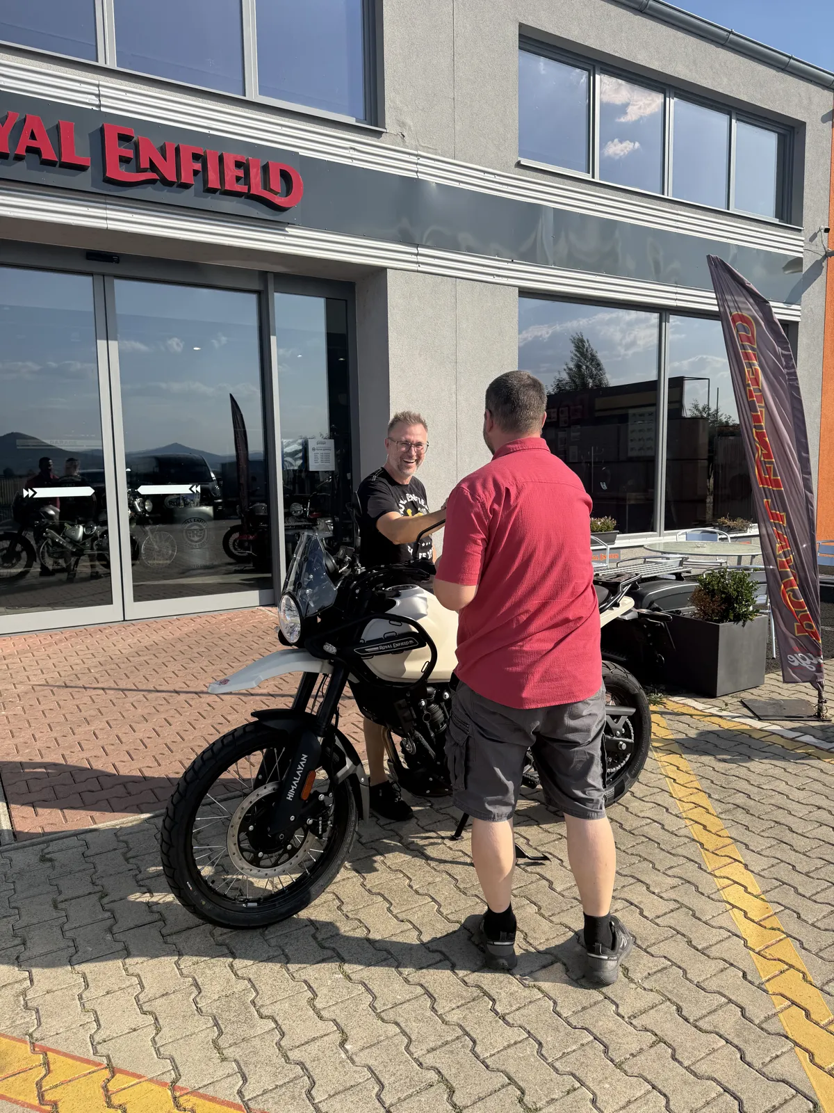 Zákazník GARAGE pri odovzdaní nového motocykla Royal Enfield