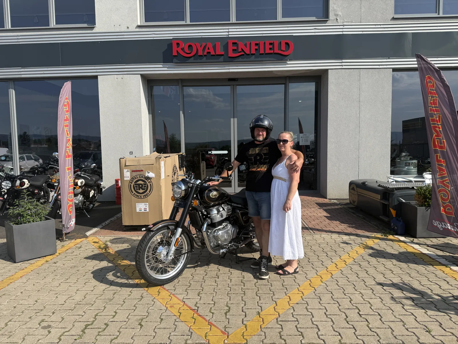 Zákazník GARAGE pri odovzdaní nového motocykla Royal Enfield